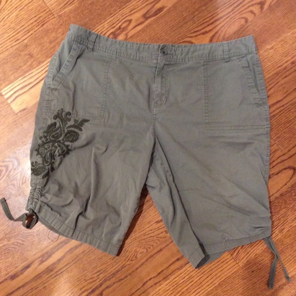 8 Shorts (Plus Size)!!! Only $5 each! If you want specific ones comment $6 each - Picture 12 of 16